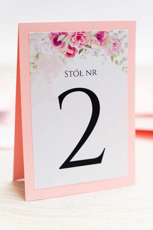 stylowe numery na stoły z różowymi różami